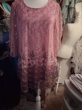 Sheer Pink Floral Overlay STRETCH Tunic,bodice lined,3/4 open sleeves,size is  M
